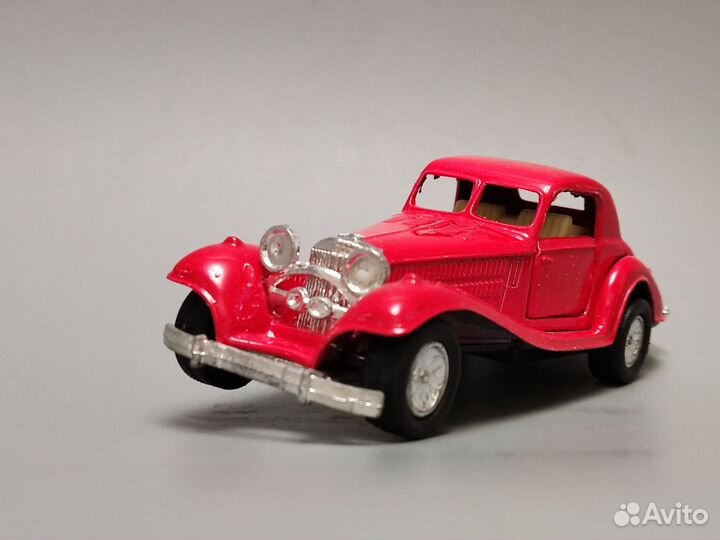 Модель ретро автомобиля