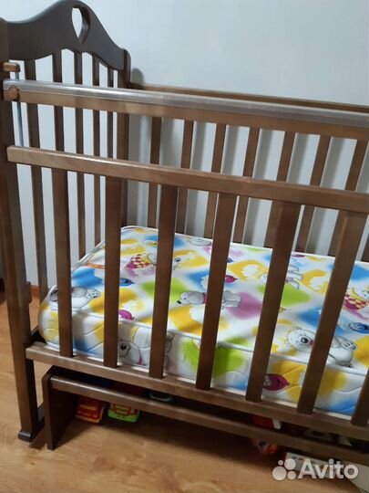 Детская кроватка+ матрас+2 простыни непромокаемые