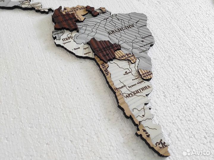 Рельефная деревянная карта мира