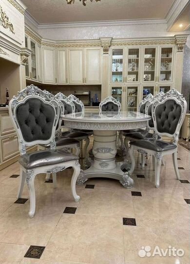 Обеденный стол и стулья