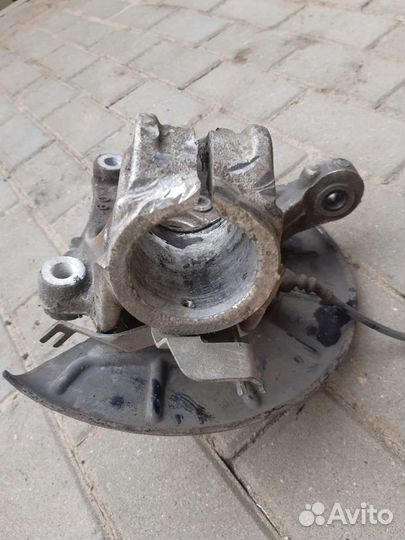 Поворотный кулак передний Фольксваген Пассат Б6