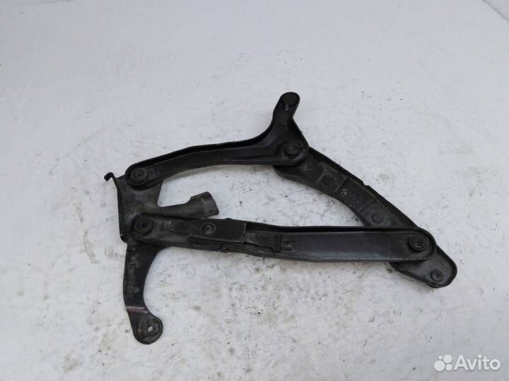 Петля капота правая