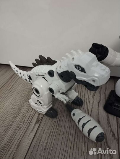 Игрушки робот и динозавр