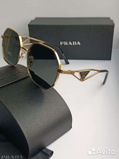 Солнцезащитные очки prada