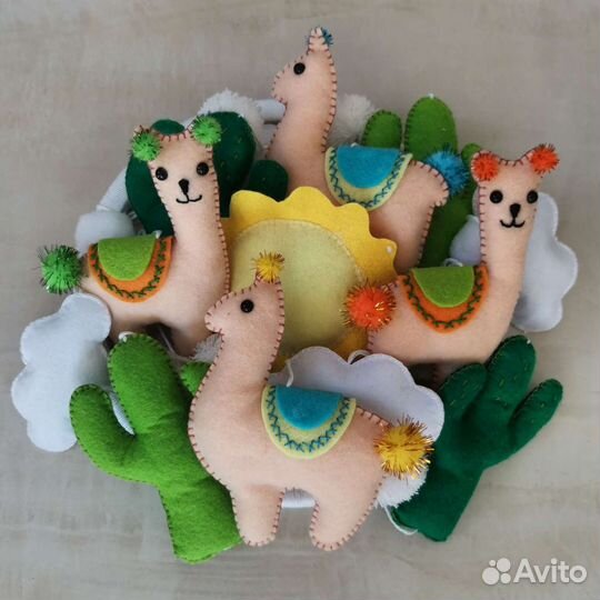 Мобиль из фетра на детскую кроватку