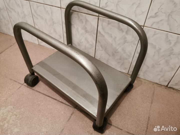 Подставка металлическая на колесиках