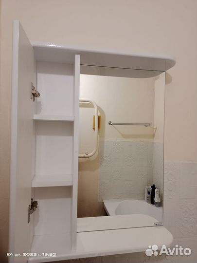 Полка в ванную с зеркалом