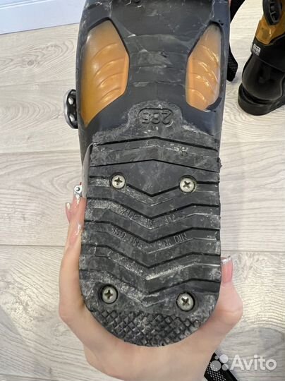 Горнолыжные ботинки и лыжи