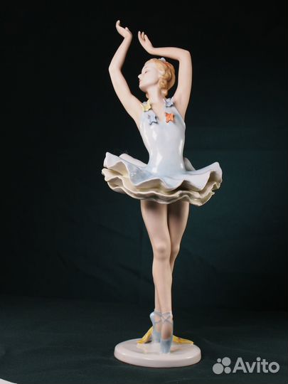 Фарфоровая статуэтка 