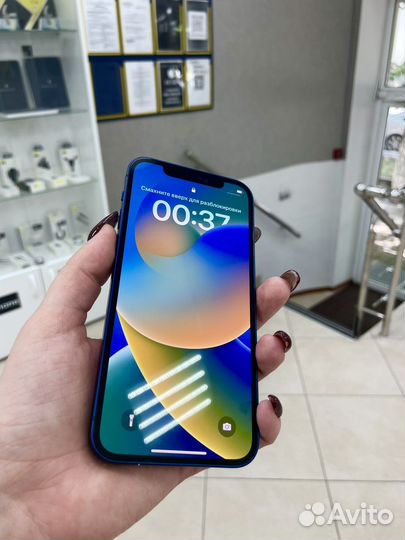 Телефон iPhone 12