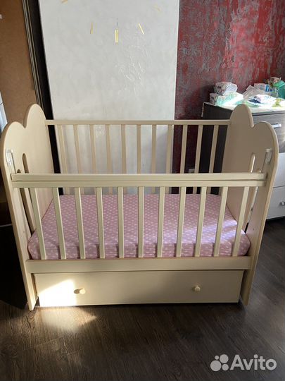 Детская кроватка с маятником и ящиком