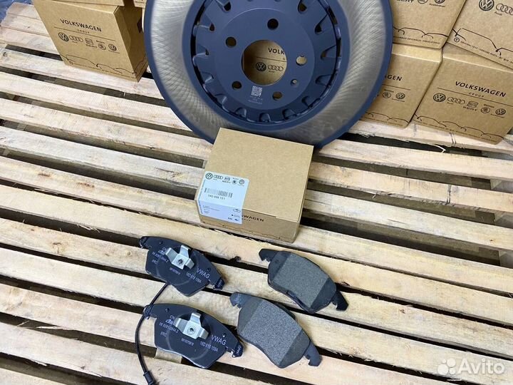 Комплект тормозных колодок VAG 5K0698152