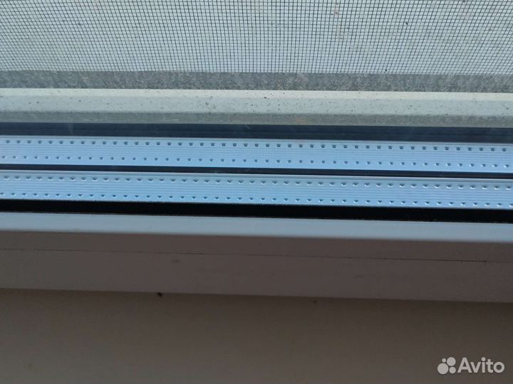 Окно новое пластик белый с замками для детей