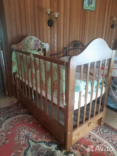 Детская кроватка с маятником и ящиком для вещей