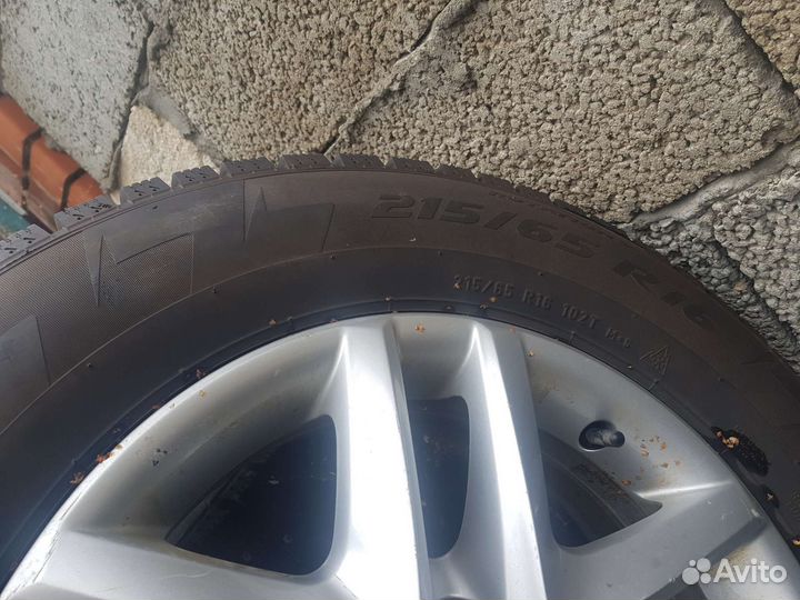 Pirelli Ice Zero 215/65 R16