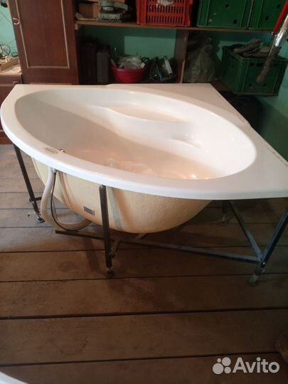 Ванная акриловая угловая продам