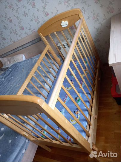 Детская кроватка с продольным маятником