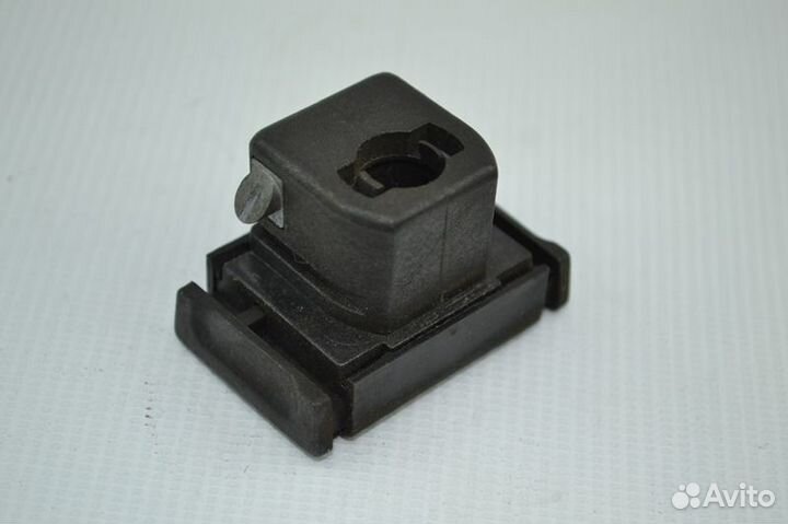 Замок бардачка салонного правого volvo FH12 1-seer