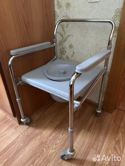 Стул туалет для инвалидов на колёсиках