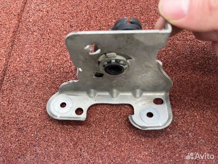 Кронштейн ручки капота Skoda Kodiaq NS7 2016-2021