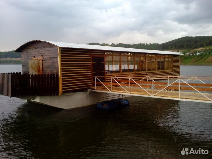 Баржа на плаву