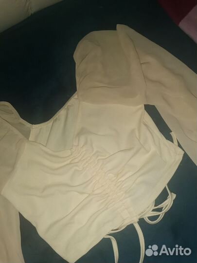 Топ с объемными рукавами