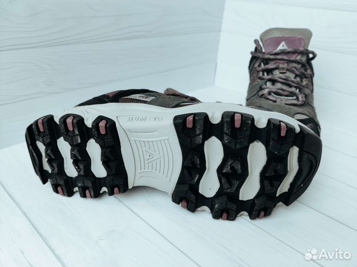 Кроссовки женские новые