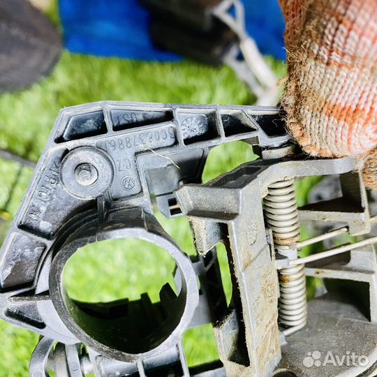 Кронштейн ручки Volkswagen Passat