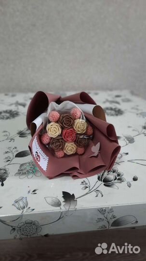Шоколадный букет из роз и малин