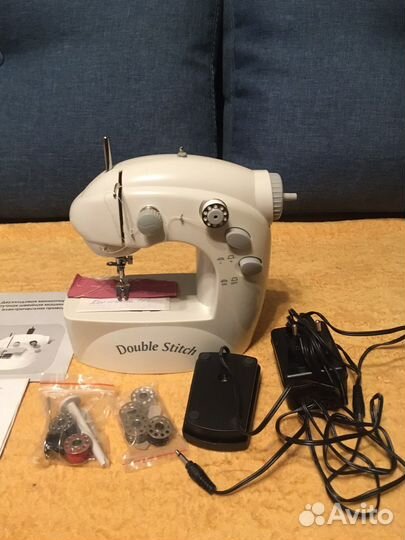 Миниатюрная швейная машинка