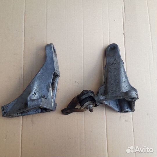 Крепленияя коробки ауди 100 200 с3