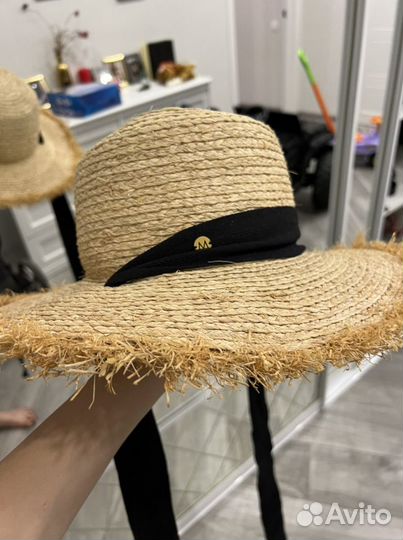 Шляпа с лентами буква М