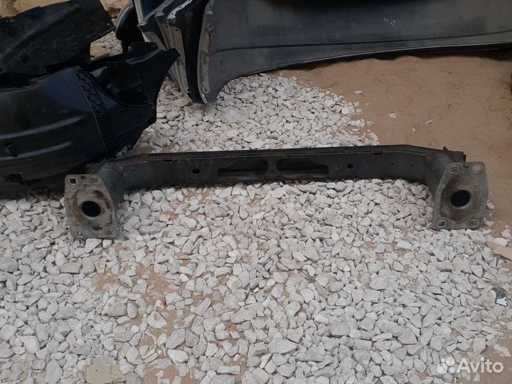 Усилитель бампера передний Land Rover Freelander 2