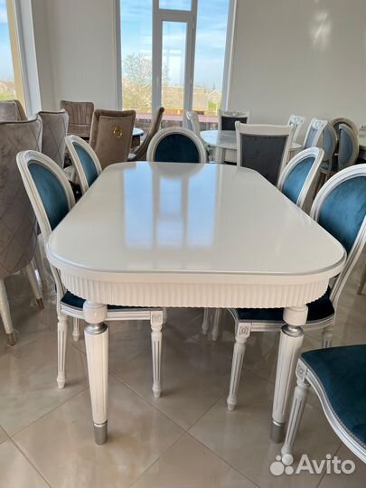 Стол и стулья
