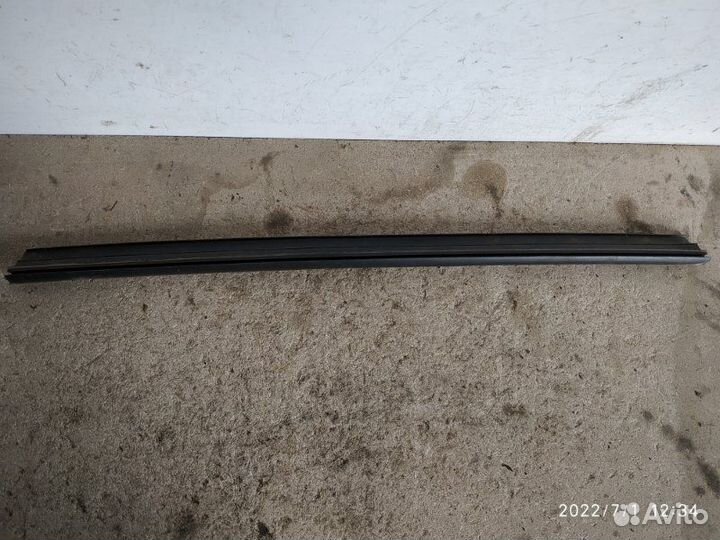 Молдинг стекла задний правый Лада Гранта седан