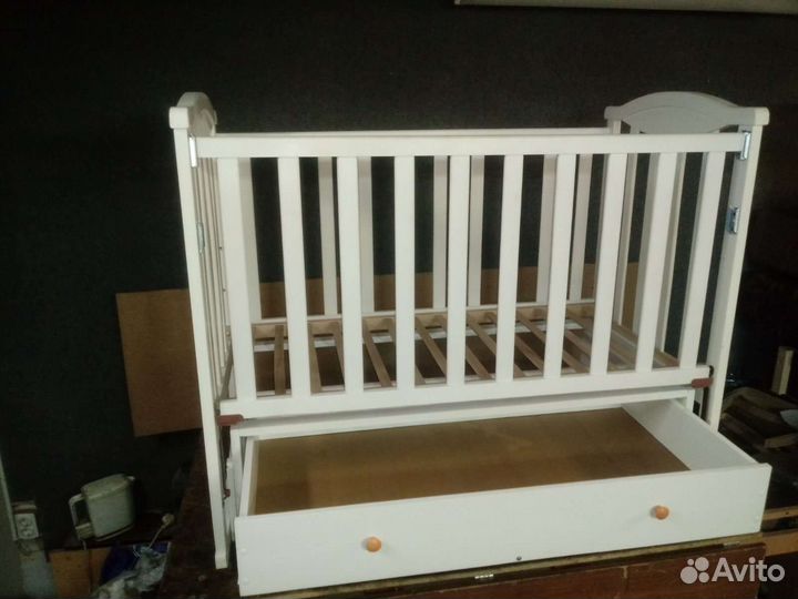 Детская кроватка с маятником