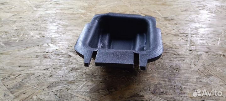 Карман под ремень безопасности в средн.прав.стойки