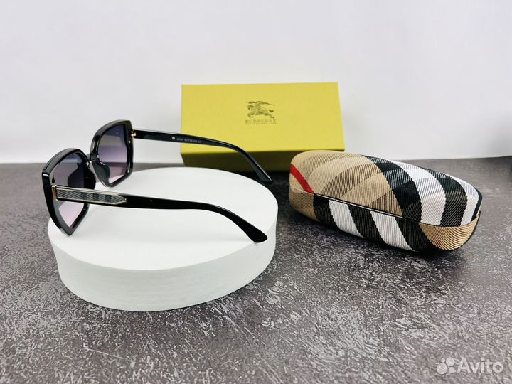 Солнцезащитные очки Burberry
