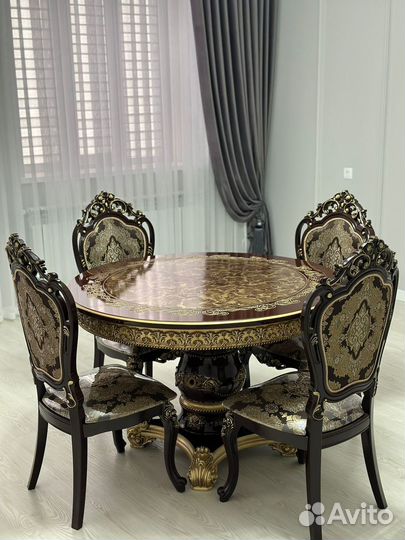 Стол и стулья