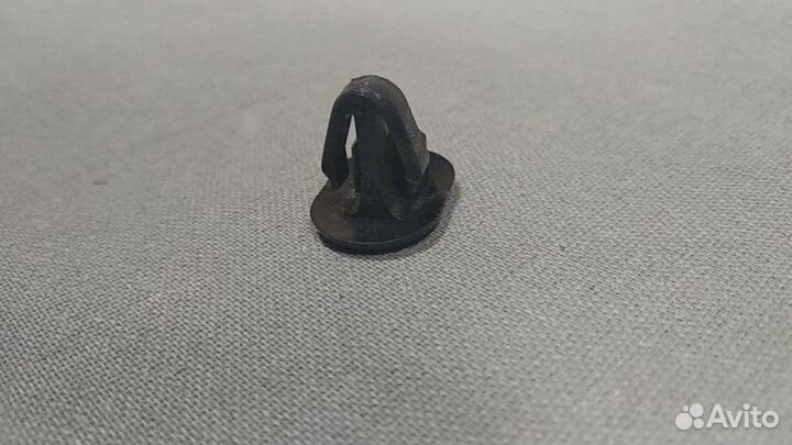 Защелка передняя правая Mitsubishi L200 V6