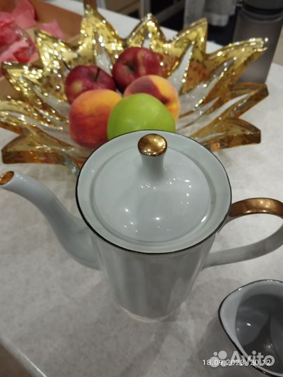 Заварочный чайник и молочник