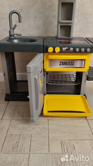 Детская кухня с посудой