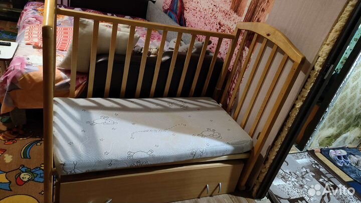 Детская кроватка с маятником и ящиком