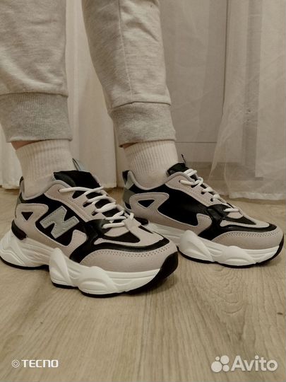 Кроссовки женские