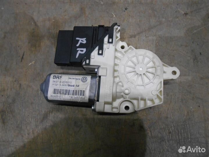 Мотор стеклоподъемника задний правый от Skoda Oct