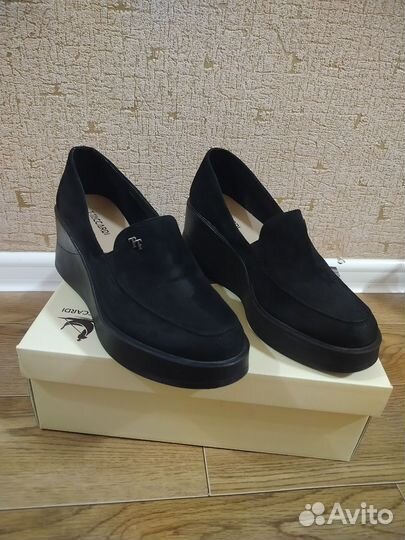 Продаю осенние туфли замшевые