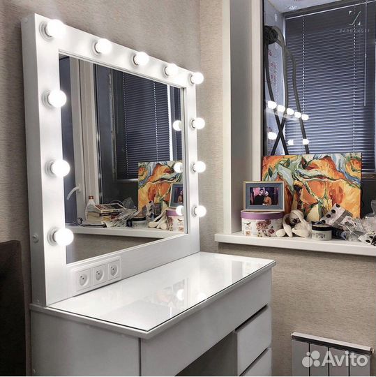 Гримерный столик визажиста с гримерным зеркалом дл