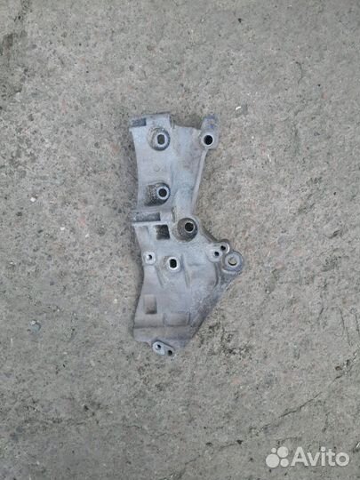 Рено Флюенс Меган 3 Кронштейн генератора