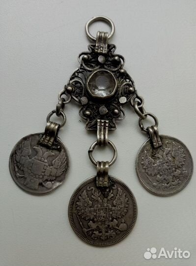 Старинное серебряное украшение с камнем
