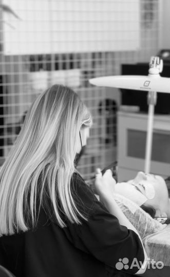 Мастер по наращиванию ресниц